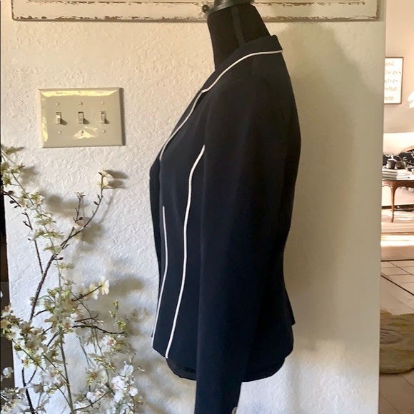 Classic Novello-Bloom Blazer With Piping Detail - Picture 2 of 8